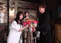 　Ｄａ－ｉＣＥの花村想太（右）から花束を渡される橋本環奈（撮影・園田高夫）