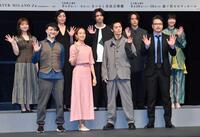 　舞台の製作発表に登場した板垣瑞生さん（後列中央）＝２０２３年３月
