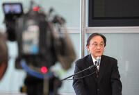 　会見するフジメディアＨＤ・金光修社長（左奥）＝撮影・吉澤敬太