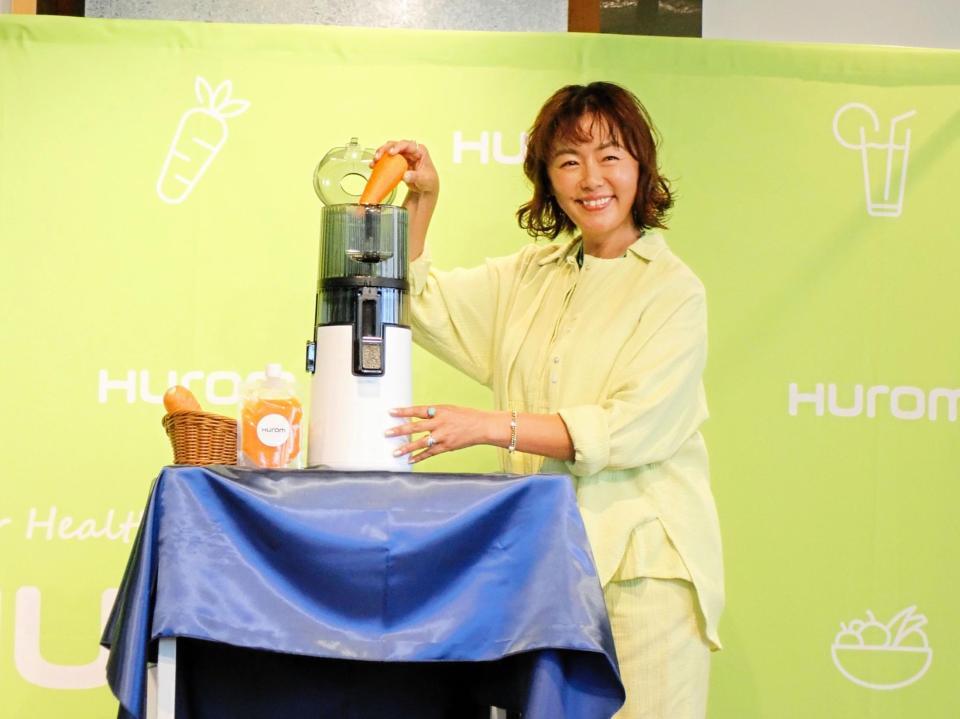 　ＨＵＲＯＭの新製品発表会に登場した田中律子