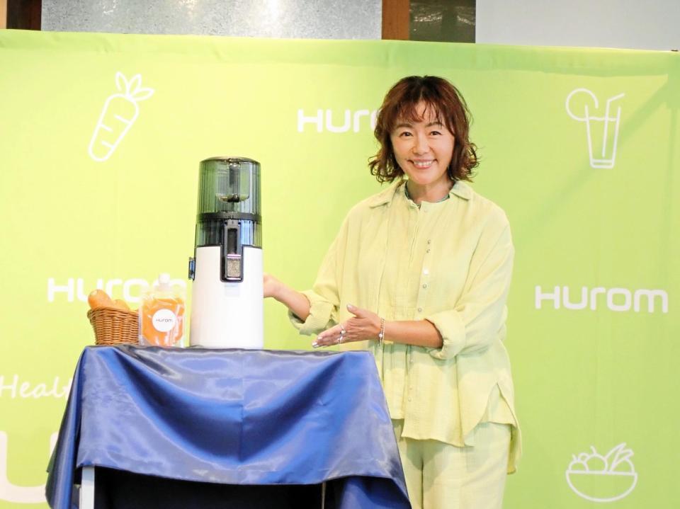 　ＨＵＲＯＭの新製品発表会に登場した田中律子
