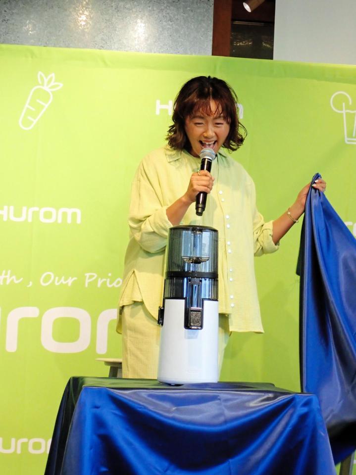 　新製品をお披露目する田中律子