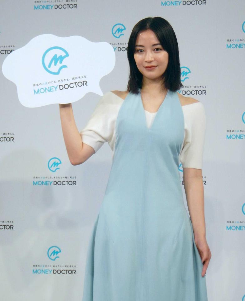 　ポーズをとる広瀬すず