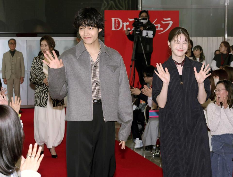 　レッドカーペット歩いて登場した佐野晶哉（左）と松本若菜