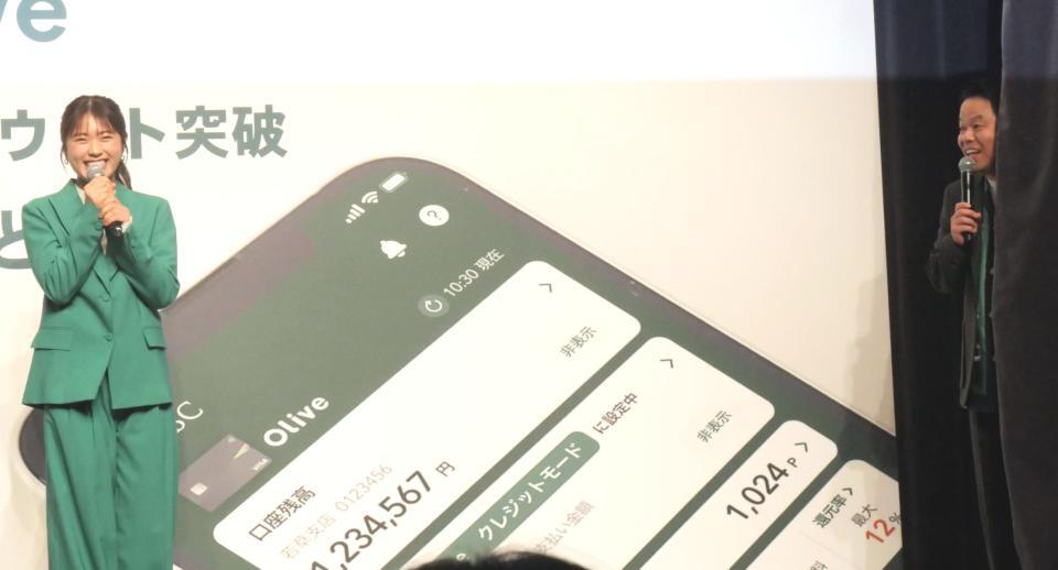 　渋谷凪咲（左）の登場に思わず幕に隠れて喜ぶ津田篤宏