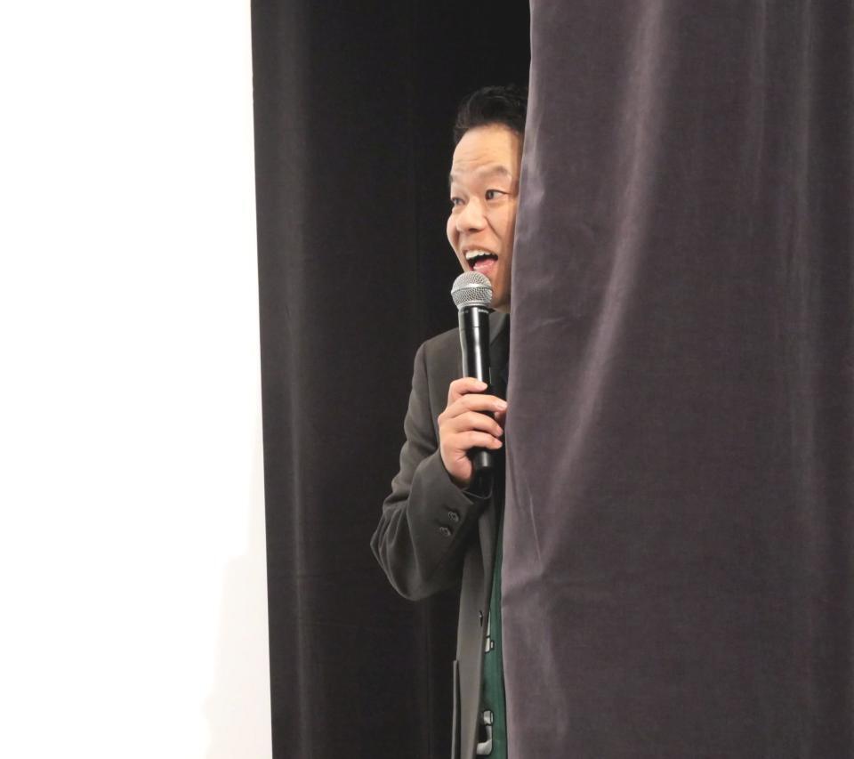 　渋谷凪咲の登場に思わず幕に隠れて喜ぶ津田篤宏