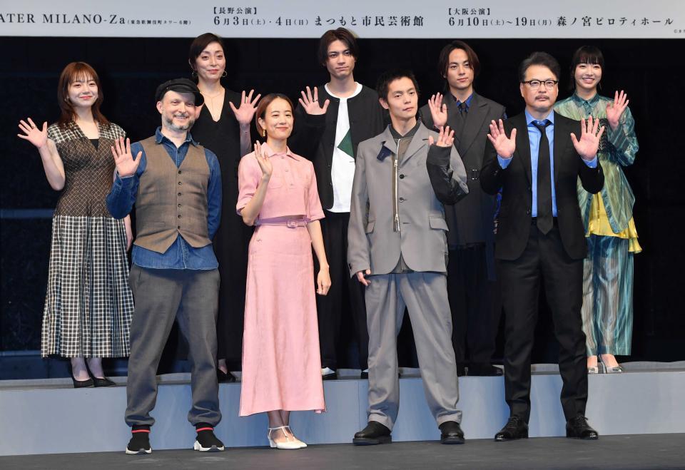 　舞台の製作発表に登場した板垣瑞生さん（後列中央）＝２０２３年３月
