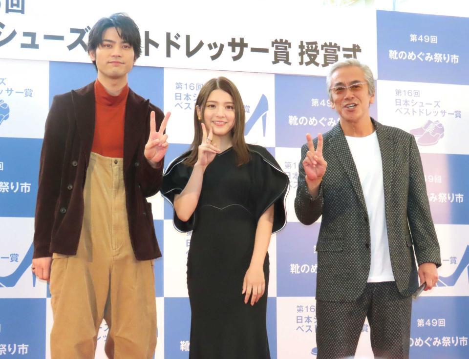 　授賞式に出席した板垣瑞生さん（左）＝２０２３年１１月