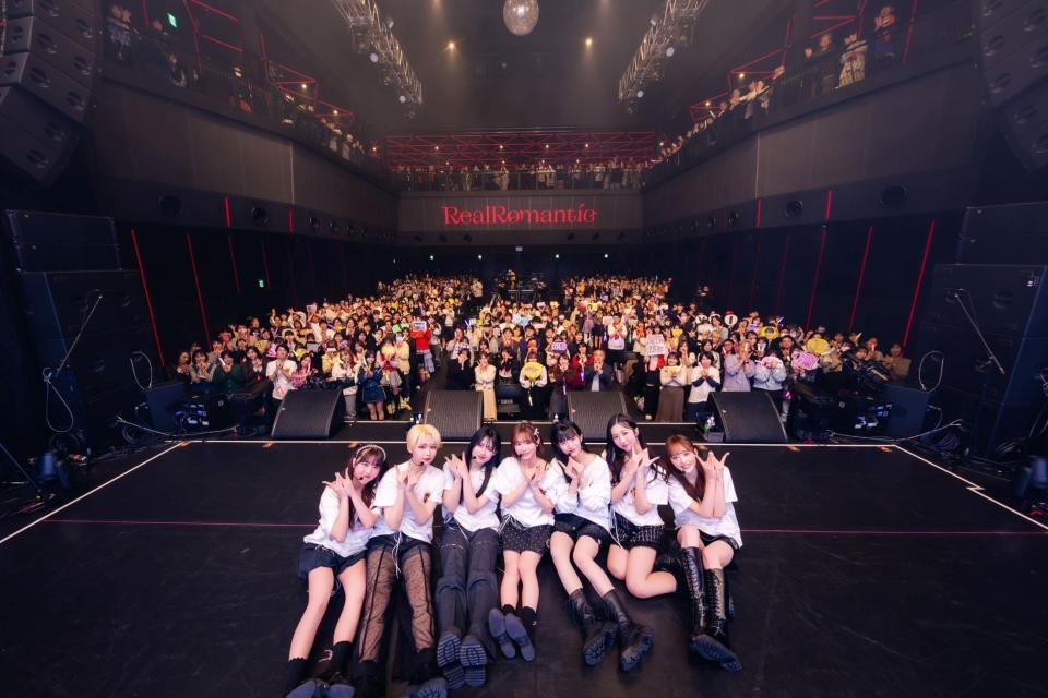 　満員の観客の前で初ライブを開催したＲｅａｌＲｏｍａｎｔｉｃ