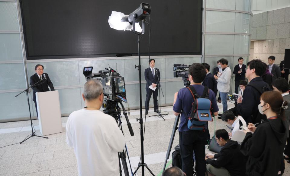 　会見するフジメディアＨＤ・金光修社長（左奥）＝撮影・吉澤敬太）