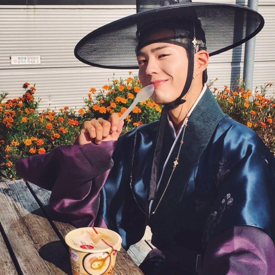 　パク・ボゴムの公式Ｘ＠ＢＯＧＵＭＭＹより　パク・ボゴムは２０１６年出演のドラマ「雲が描いた月明り」で韓服姿を披露した