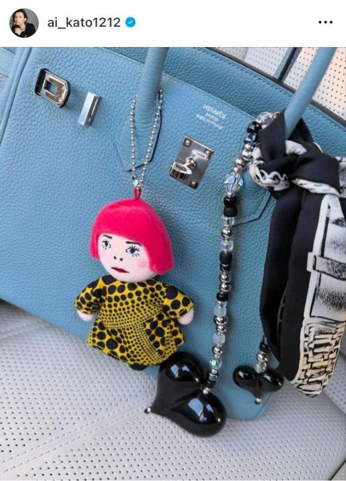 水色のバーキン。加藤あいのインスタグラム＠ａｉ＿ｋａｔｏ１２１２より