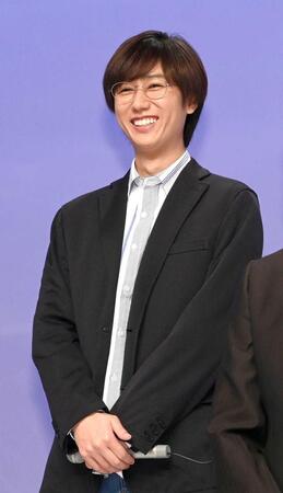 　笑顔を見せる阿部亮平