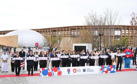 　万博後の日本人のあるべき姿にも注目したい＝１３日のテープカットセレモニーから