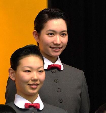 　入学式に出席する林心優さん（奥）＝撮影・高部洋祐