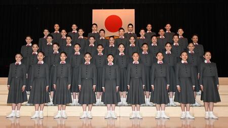 　記念写真に納まる第１１３期生（撮影・高部洋祐）