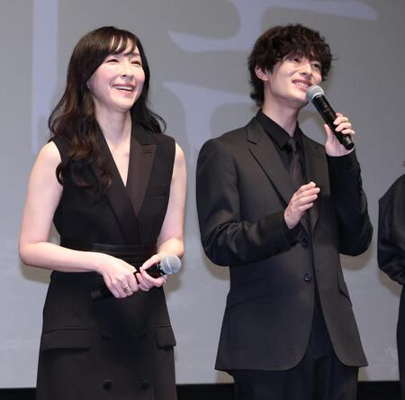 　笑顔であいさつする麻生久美子（左）と塩野瑛久（撮影・金田祐二）