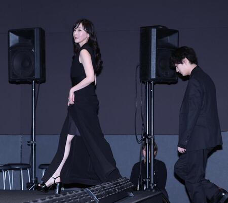 黒のドレスで登壇する麻生久美子（左）と塩野瑛久＝ユナイテッドシネマ豊洲（撮影・金田祐二）