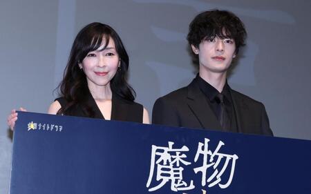 　登壇した麻生久美子（左）と塩野瑛久（撮影・金田祐二）