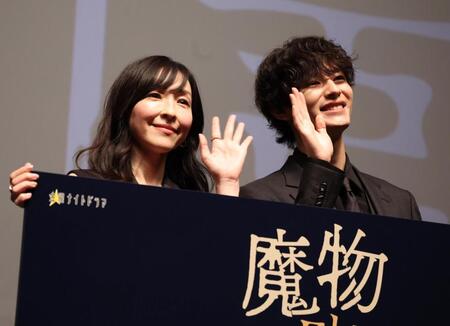 笑顔で手を振る麻生久美子（左）と塩野瑛久＝ユナイテッドシネマ豊洲（撮影・金田祐二）