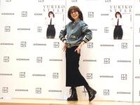 　著書「ＹＵＫＩＫＯ　ＳＴＹＬＥ」の出版記念会見でポージングする柏木由紀子