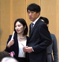 　長女・林心優さんの入学式に出席する母の亀井京子アナウンサー（左）と父の林昌範氏（撮影・高部洋祐）