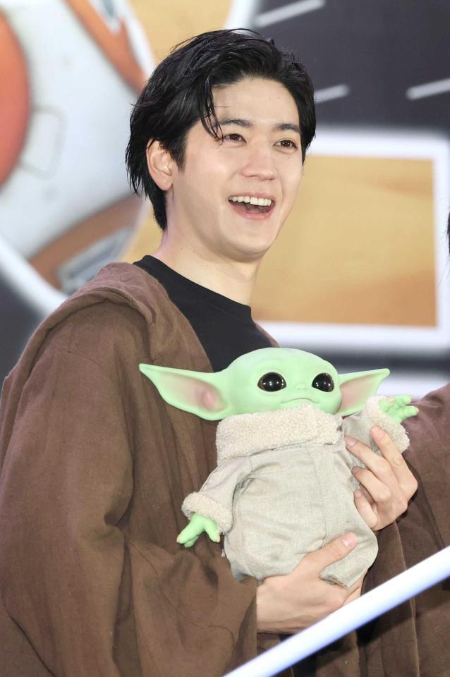 　グローグーを手にして笑顔を見せる中島裕翔（撮影・金田祐二）