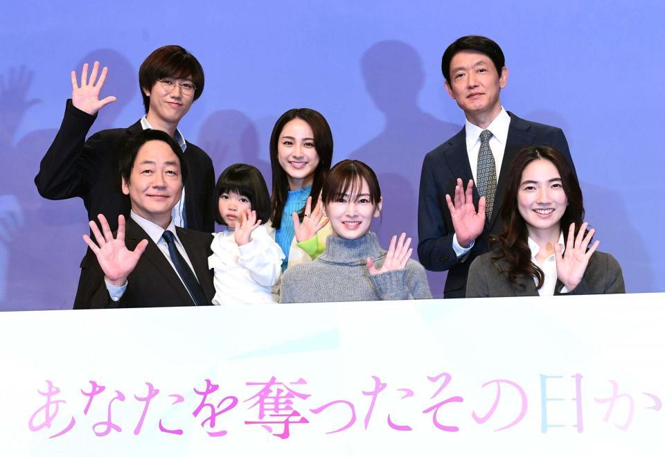 　笑顔で手を振る（前列左から）大森南朋、倉田瑛茉、北川景子、仁村紗和（後列同）阿部亮平、平祐奈、筒井道隆（撮影・園田高夫）
