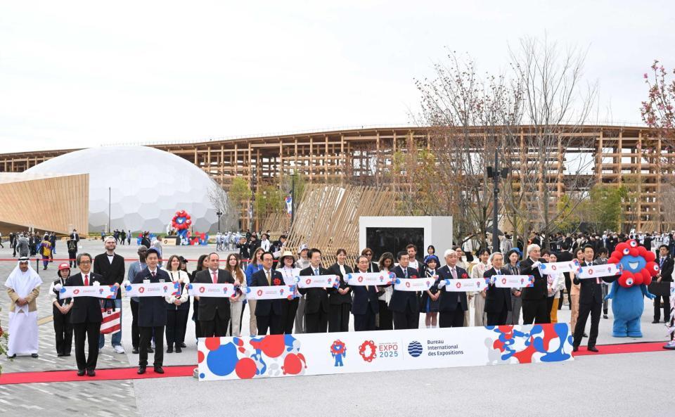 　万博後の日本人のあるべき姿にも注目したい＝１３日のテープカットセレモニーから