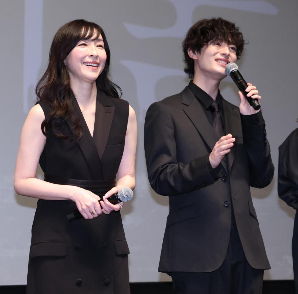 　笑顔であいさつする麻生久美子（左）と塩野瑛久（撮影・金田祐二）