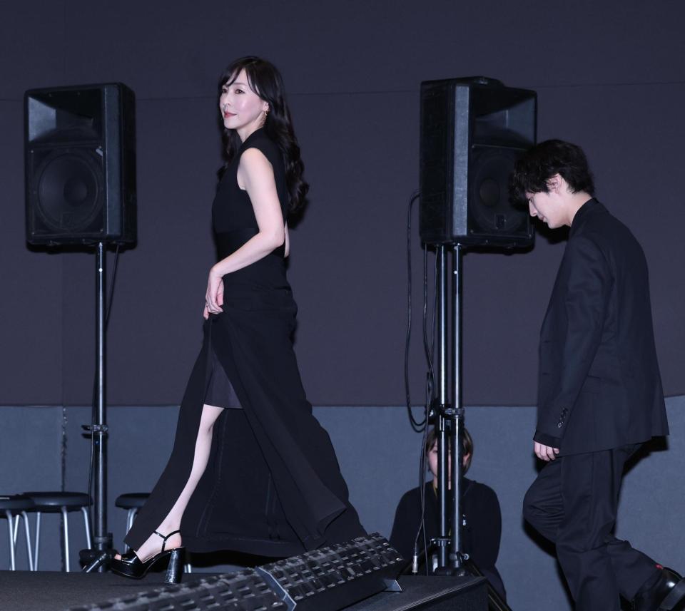 黒のドレスで登壇する麻生久美子（左）と塩野瑛久＝ユナイテッドシネマ豊洲（撮影・金田祐二）