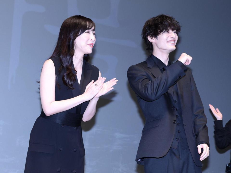 　登壇し笑顔の麻生久美子（左）と塩野瑛久（撮影・金田祐二）