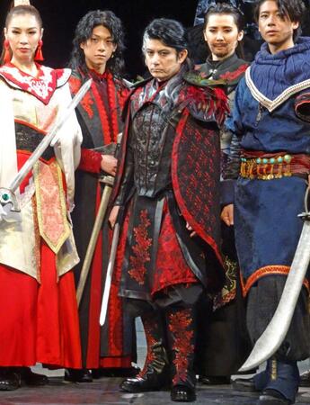 　舞台「デスティニー－アドラメレクの鏡－」に主演の佐藤アツヒロ（中央）