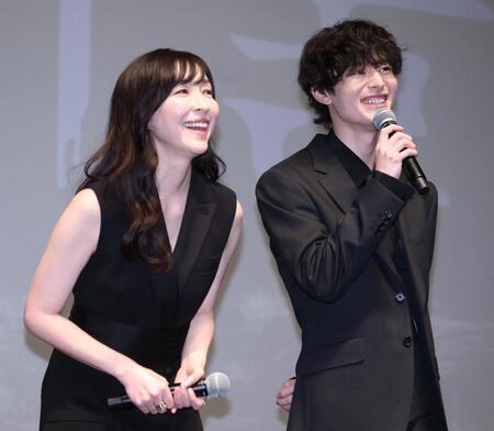 　顔であいさつする麻生久美子（左）と塩野瑛久（撮影・金田祐二）