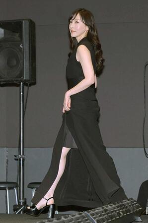 　黒のドレスで登壇する麻生久美子（撮影・金田祐二）