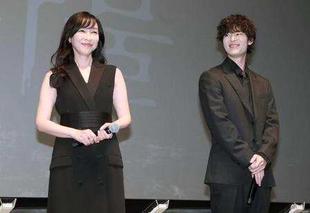 　登壇し笑顔の麻生久美子（左）と塩野瑛久（撮影・金田祐二）