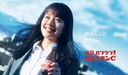 　オロナミンＣのＣＭに出演する上坂樹里