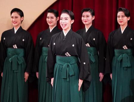 　初舞台を踏み、口上を述べる千隼悠（中央）（撮影・高部洋祐）