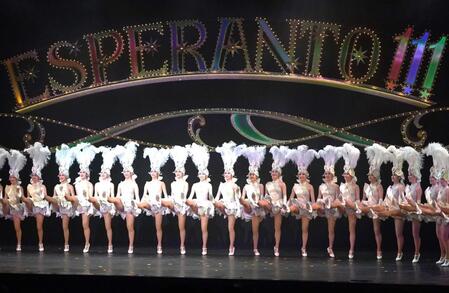 　初舞台恒例のラインダンスを披露する第１１１期生ら（撮影・高部洋祐）