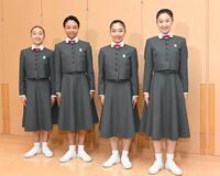 　入学式を終え、記念写真に納まる（左から）佐藤桜耶さん、青木さらさん、松﨑瑠璃さん、長谷川佳凜さん（撮影・高部洋祐）