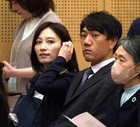 　長女・林心優さんの入学式に出席する母の亀井京子アナウンサー（左）と父の林昌範氏（撮影・高部洋祐）