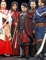 　舞台「デスティニー－アドラメレクの鏡－」に主演の佐藤アツヒロ（中央）