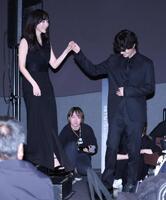 　塩野瑛久にエスコートされて降壇する麻生久美子（撮影・金田祐二）