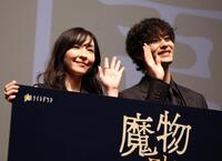 笑顔で手を振る麻生久美子（左）と塩野瑛久＝ユナイテッドシネマ豊洲（撮影・金田祐二）