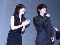 　登壇し笑顔の麻生久美子（左）と塩野瑛久（撮影・金田祐二）