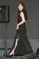 　黒のドレスで登壇する麻生久美子（撮影・金田祐二）