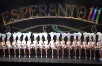 　初舞台恒例のラインダンスを披露する第１１１期生ら（撮影・高部洋祐）