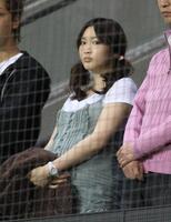 　長男出産４日前の０８年３月２０日、大きくなったおなかを大事そうに抱えながら観戦していた紗栄子＝札幌ドーム