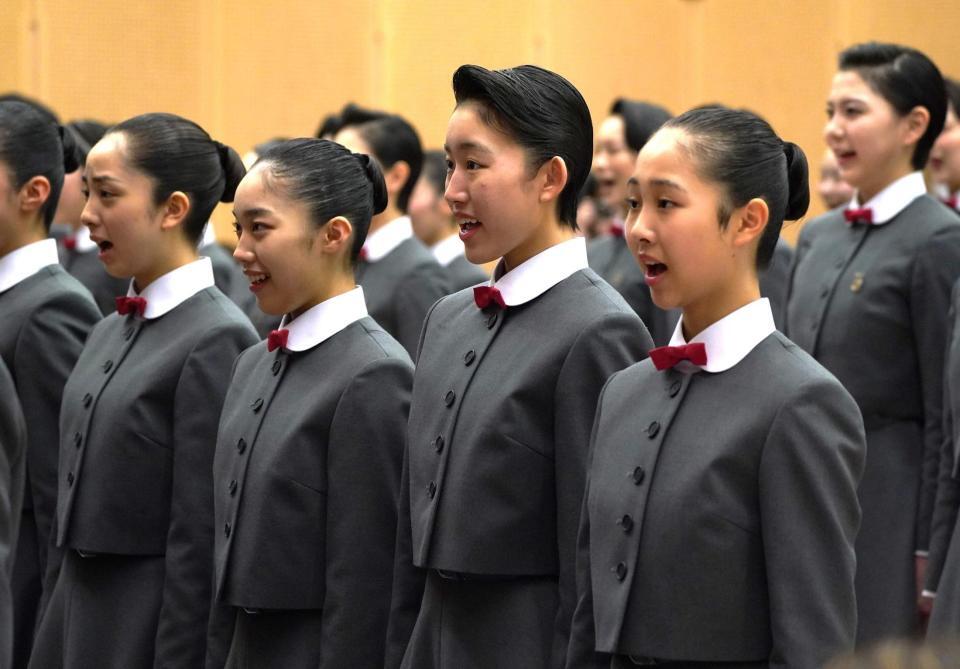 　校歌を歌う第１１３期生ら（撮影・高部洋祐）