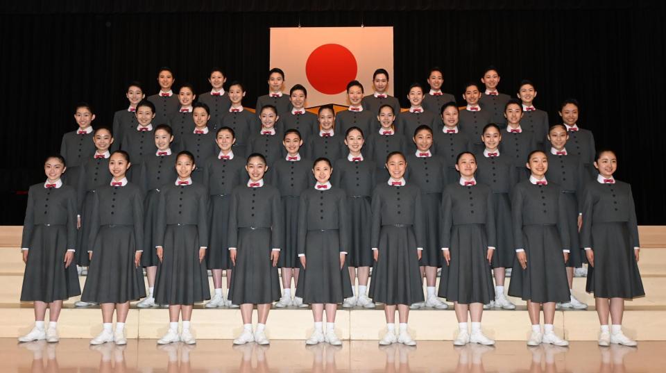 　記念写真に納まる第１１３期生（撮影・高部洋祐）